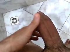 Batendo uma punheta gostosa