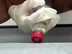 Gemendo enquanto fode o c&uacute_ com garrafa de 600ml