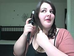 Cadenza (c4d3nz4) Curling her hair